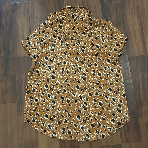 Madison d’Amelie Paris Leopard or Cheetah Animal Print Button Down Small - Picture 4 of 10
